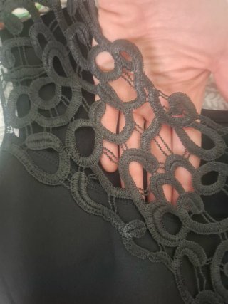 Vestido negro corto. Espalda con escote de encaje.