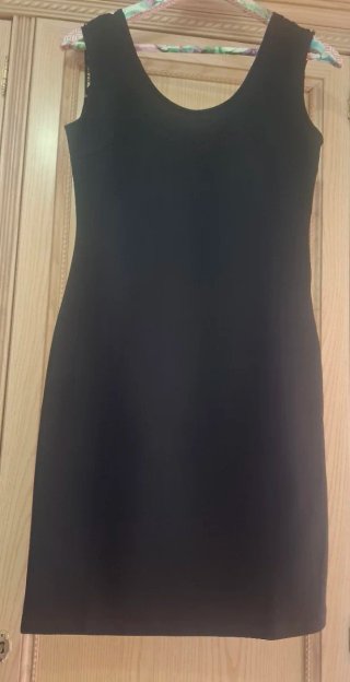 Vestido negro corto. Espalda con escote de encaje.