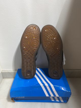 Adidas Spezial Gris y Dorado