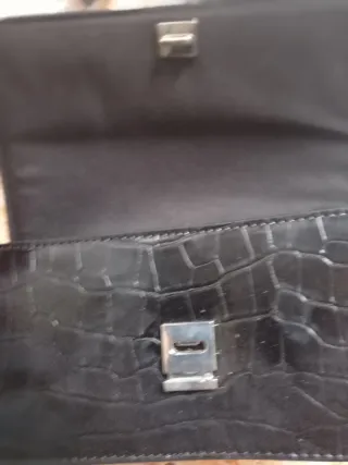 Bolso negro de hombro con cadena.