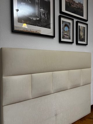 Cabecero de cama beige tapizado