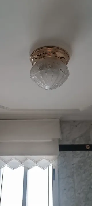 Lámpara de techo dorada y cristal