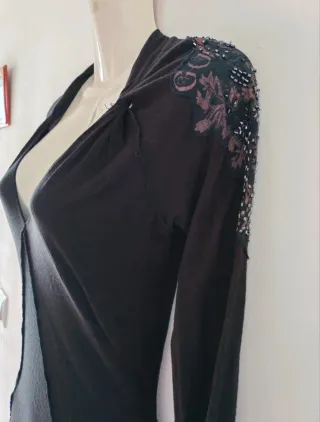 Vestido negro con hombro adornado