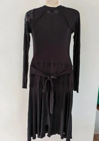 Vestido negro con hombro adornado