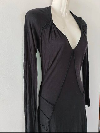 Vestido negro con hombro adornado