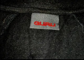 Vestido negro con hombro adornado