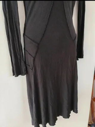 Vestido negro con hombro adornado