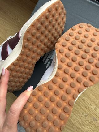 Deportivas New Balance Beige y granate