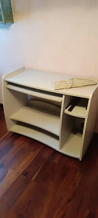 Mesa de ordenador con teclado beige