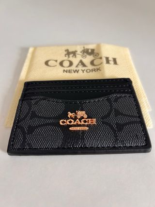Coach Tarjetero Negro con logo dorado