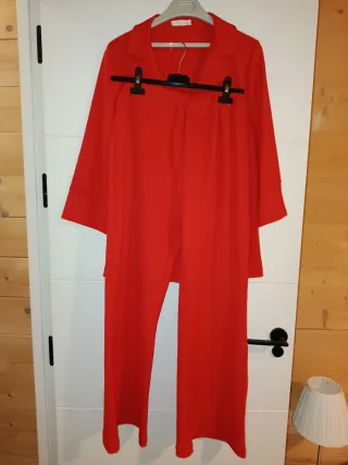 Traje de chaqueta,es color Rojo anaranjado