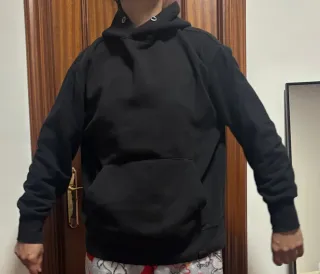 sudadera basica negra con capucha y bolsillos Pull