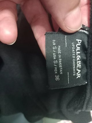 sudadera basica negra con capucha y bolsillos Pull
