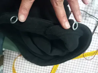 sudadera basica negra con capucha y bolsillos Pull