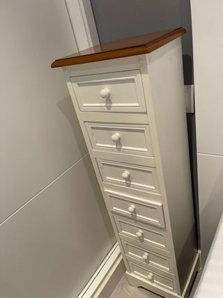 Mesita de noche blanca y madera