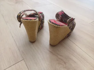 Sandalias cuña altas