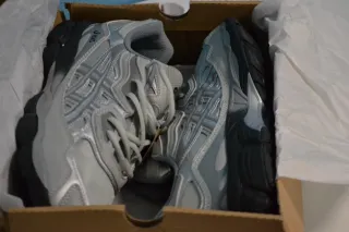 Zapatillas Asics Gel  grises y plateadas