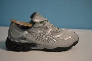 Zapatillas Asics Gel  grises y plateadas