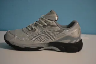 Zapatillas Asics Gel  grises y plateadas