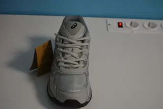 Zapatillas Asics Gel  grises y plateadas