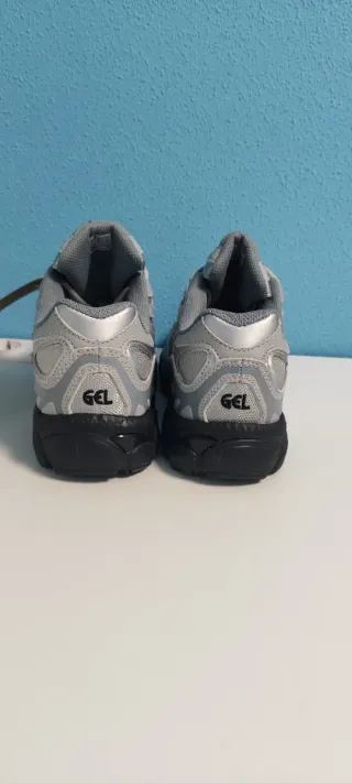 Zapatillas Asics Gel  grises y plateadas