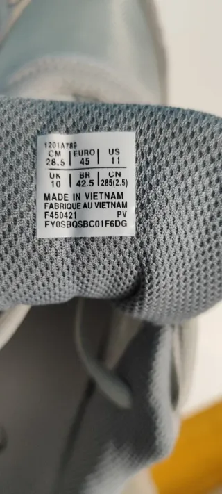 Zapatillas Asics Gel  grises y plateadas