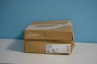 Zapatillas Asics Gel  grises y plateadas