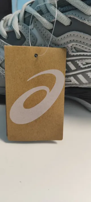 Zapatillas Asics Gel  grises y plateadas