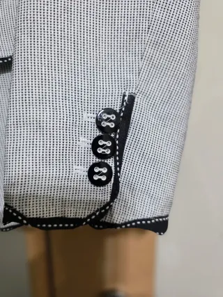 Americana gris y negra con flor