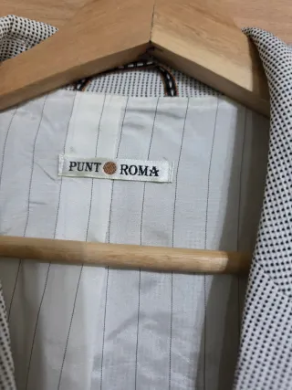 Americana gris y negra con flor