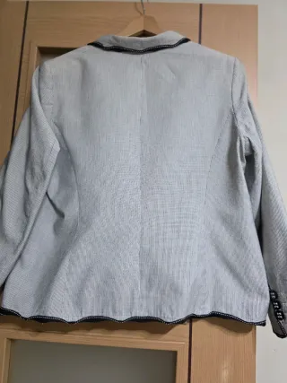 Americana gris y negra con flor