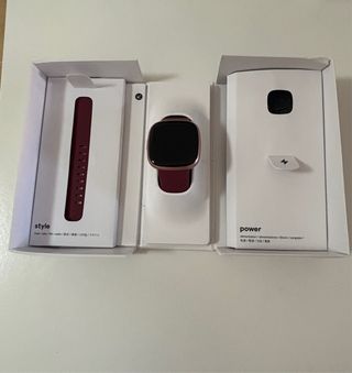 Reloj Fitbit Versa 4 burdeos