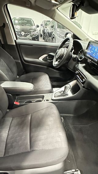 TOYOTA Yaris 1.5 120H Business Plus