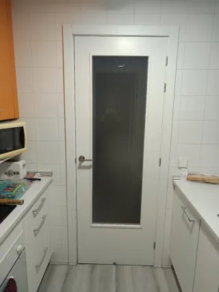 Puerta de madera con cristal
