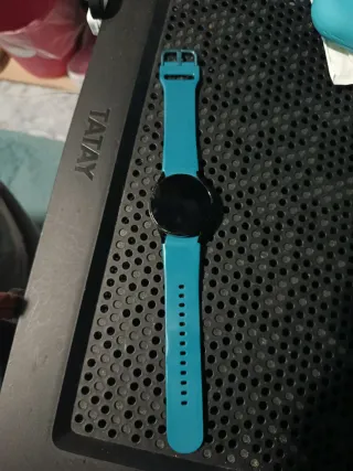 Samsung Galaxy Watch 4 con correa verde azulado.