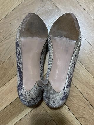 Zapatos de tacón serpiente beige y gris