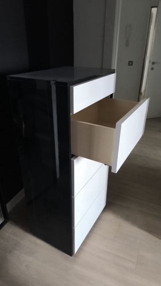 Cómoda moderna blanca y negra