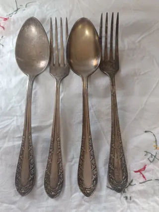 Set de cubiertos de metal plateado