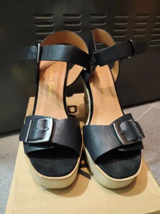 Sandalias cuña negras.Puestas un rato!!