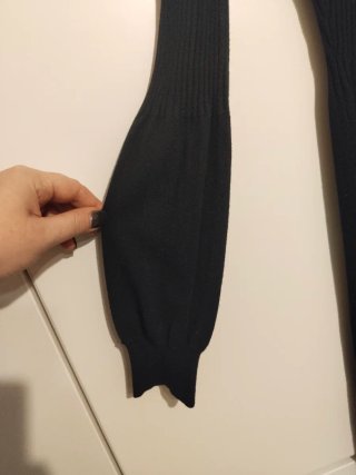 Vestido negro cuello alto manga larga