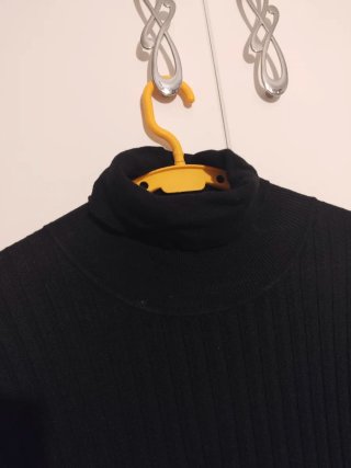 Vestido negro cuello alto manga larga