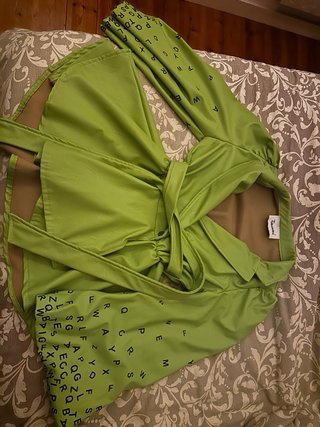 Chaqueta verde con estampado de letras.