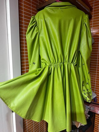 Chaqueta verde con estampado de letras.