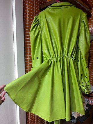 Chaqueta verde con estampado de letras.