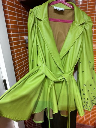 Chaqueta verde con estampado de letras.