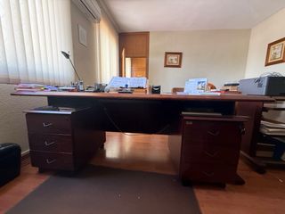Escritorio de oficina con cajoneras madera maciza