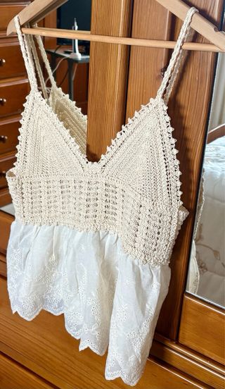 Blusa de crochet beige y blanca