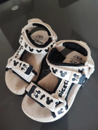Sandálias Zara Mickey Mouse tam. 23