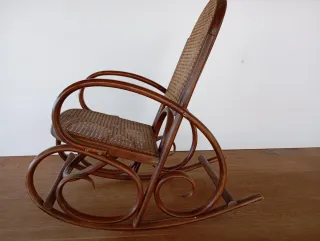 Mecedora infantil de madera y mimbre