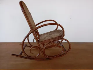 Mecedora infantil de madera y mimbre